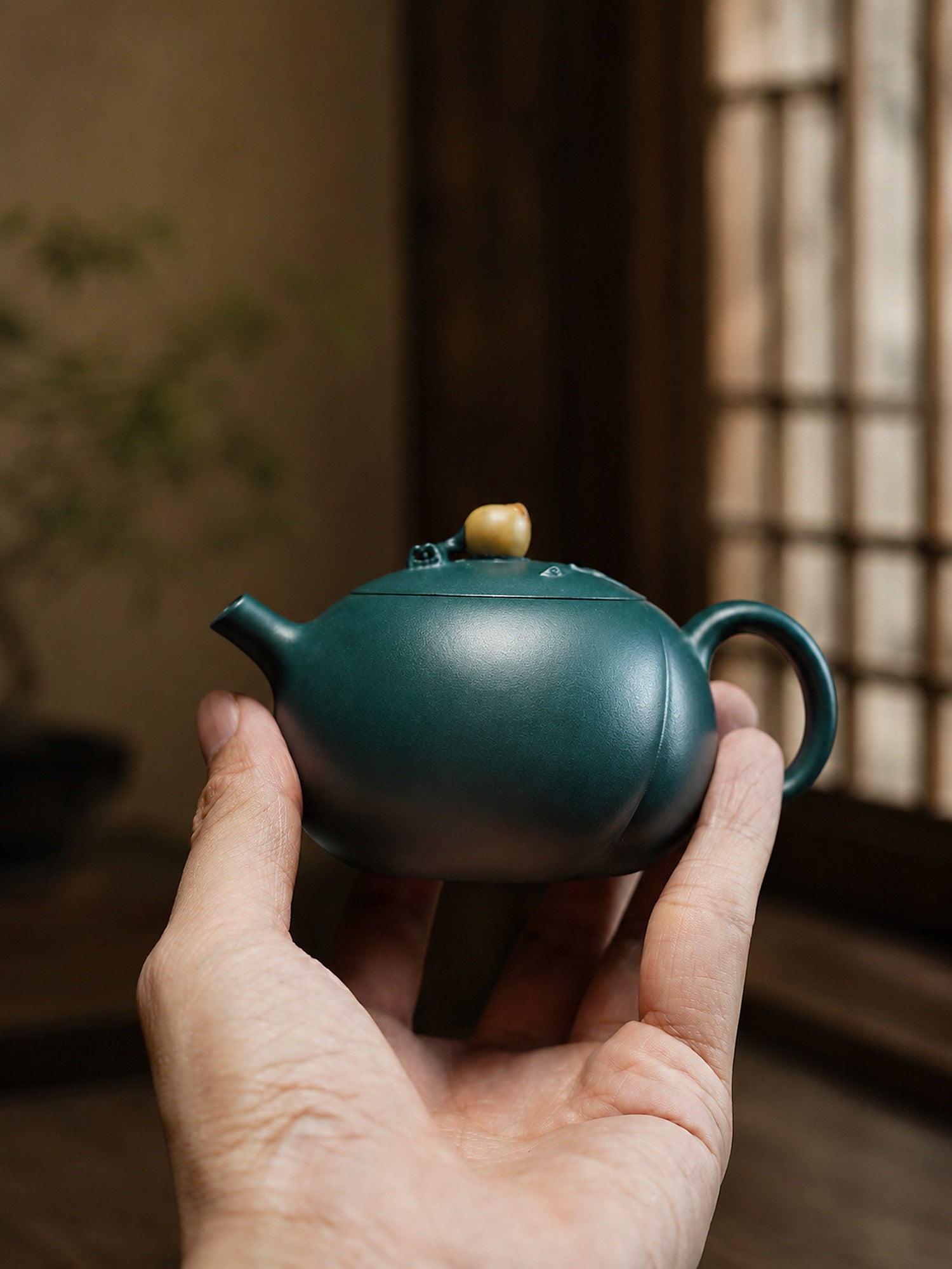 Handmade Shou Tao Xi Shi Yixing Zisha Teapot – Dark Luni Clay, 180ml